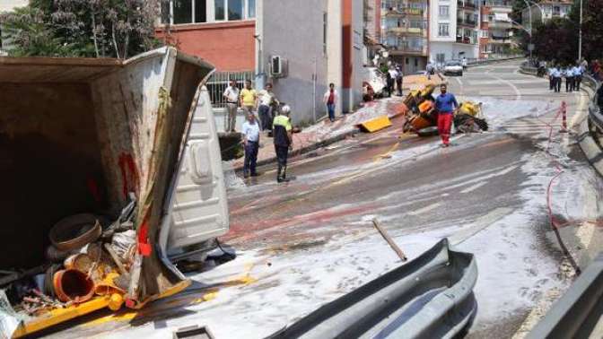 İzmitte Freni boşalan kamyon 6 araca çarptı: 4 yaralı