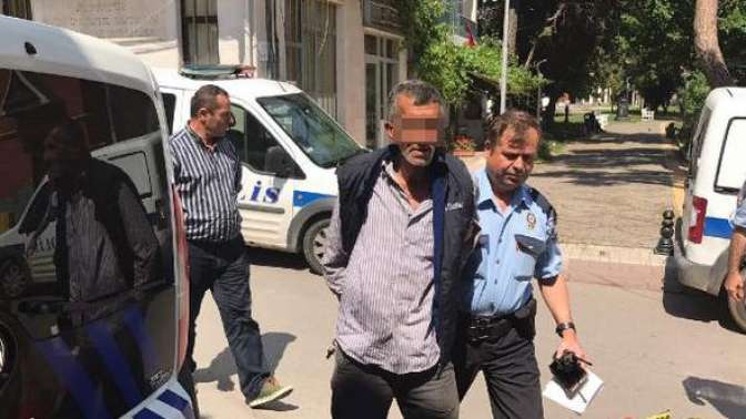 İzmitte gasp zanlısını yakalayan polisi görüp kaçınca gözaltına alındılar