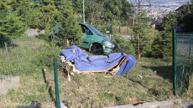 İzmitte Sürücüsünün el frenini çekmeyi unuttuğu otomobil, çocuğa çarptı