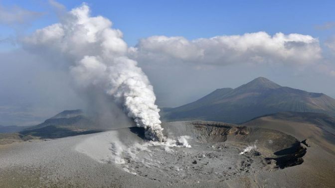 Japonyadaki Shinmoedake Yanardağı harekete geçti