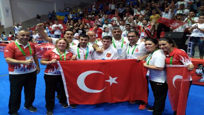 Kağıtsporlu karateciler Deaflympics 2017’de tarihe geçti