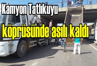 Kamyon Tatlıkuyu köprüsünde asılı kaldı