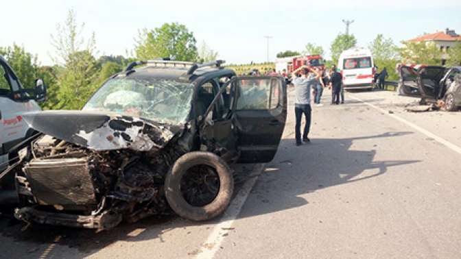 Kamyonet karşı şeride daldı: 2 ölü 3 yaralı