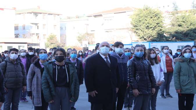 Kara ve Bıyık, öğrencilerle İstiklal Marşı’nı okudu