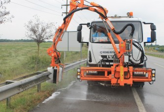 Kent genelinde yol kenarları temizleniyor