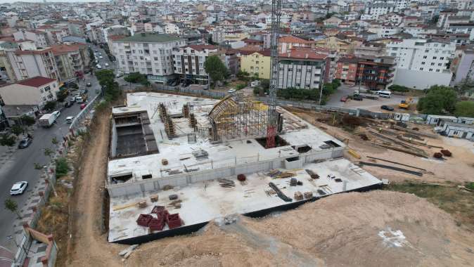 Kent meydanında cami inşaatı yükseliyor