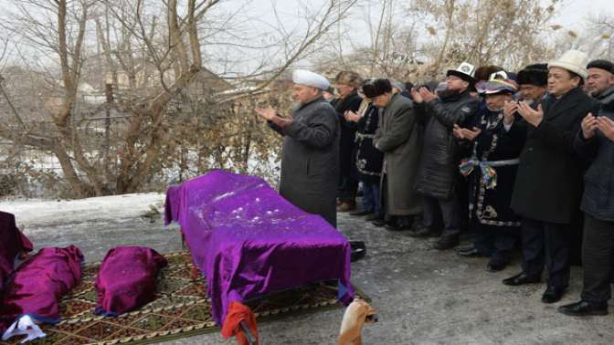 Kırgızistanda uçak kazasının kurbanları toprağa veriliyor