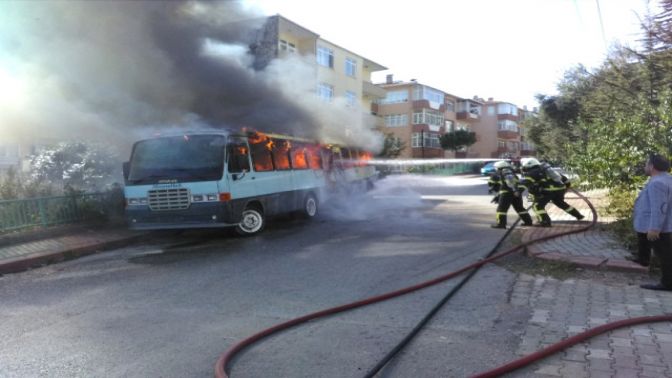 Kocaelide Park Halindeki 2 Minibüs Yandı