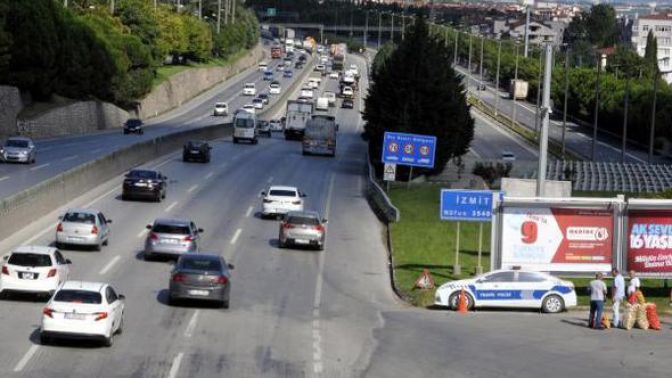 Kocaelide yol kenarlarına maket trafik polisi aracı konuldu