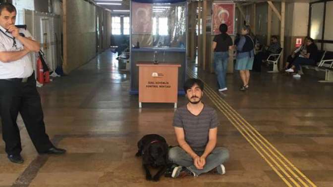 Köpeğiyle birlikte oturma eylemi yaptı