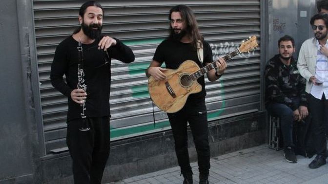 Koray Avcı İstiklal Caddesinde konser verdi