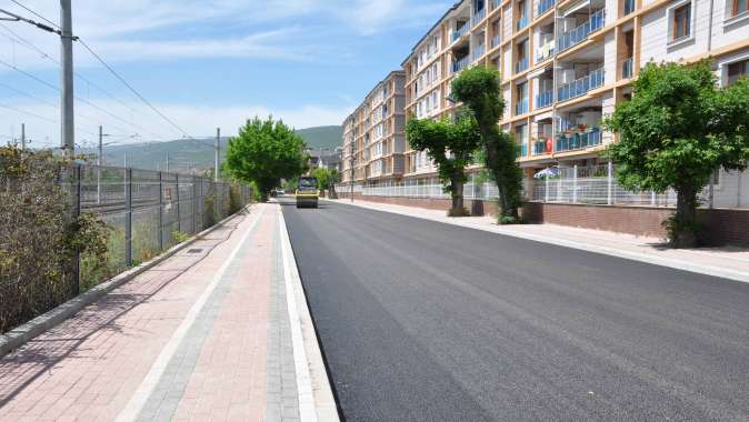 Körfez Denizciler Caddesi’nde aşınma asfaltı serimine başlandı