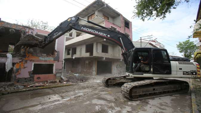 Körfez ilçesindeki hasarlı binalar yıkıldı