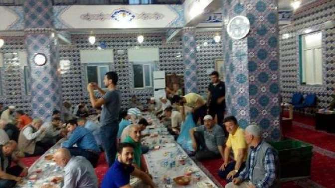 Körfezde camide iftar sofrası