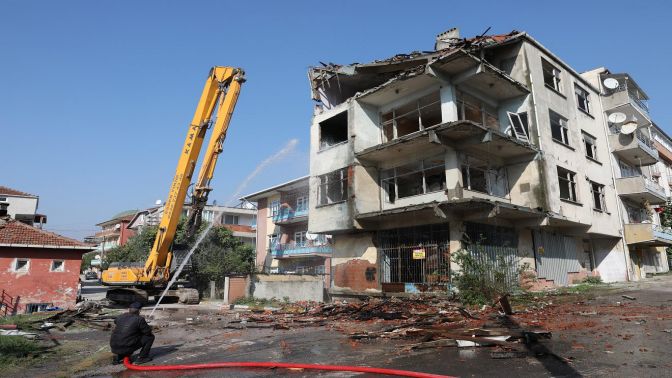 Körfezde depremde hasar gören binalar yıkılıyor