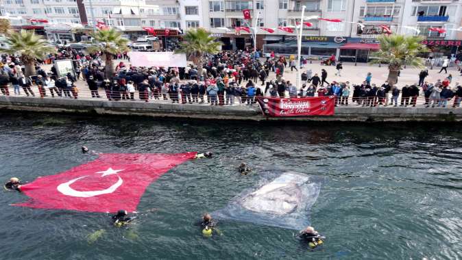 Körfezde Türk Bayrağı ve Atatürk posteri