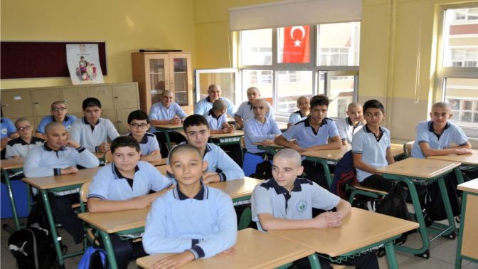 Lösemili çocuklara destek olmak için saçlarını kazıttılar