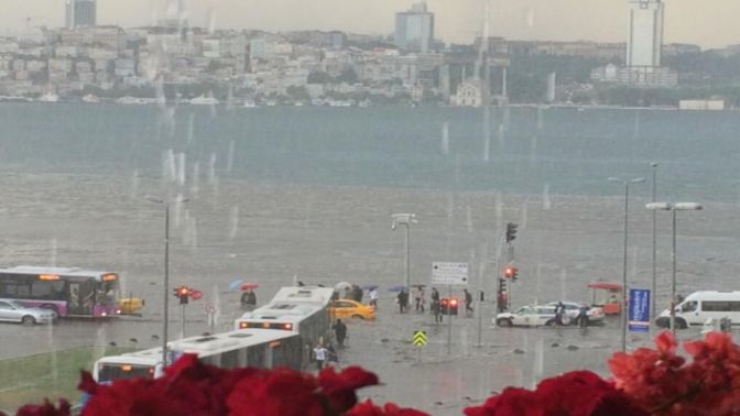 Meteoroloji Saat Verdi: İstanbulda 15:00ten İtibaren Yağışın Etkisi Azalıyor