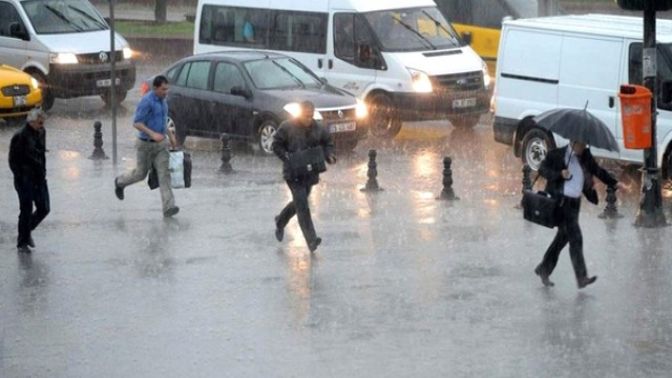 Meteoroloji ve AKOM Uyarmıştı! İstanbulda Yağmur Başladı, Sıcaklıklar 15 Derece Düştü