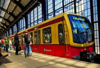 Metro sapığı bir kadının saçlarını ateşe verdi