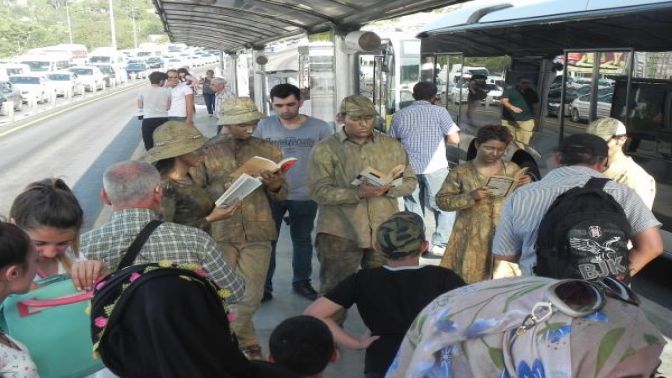 Metrobüste, heykel kılığında ‘Kitap okuma’ projesi