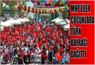 MHP’LİLER ÇOCUKLARA TÜRK BAYRAĞI DAĞITTI