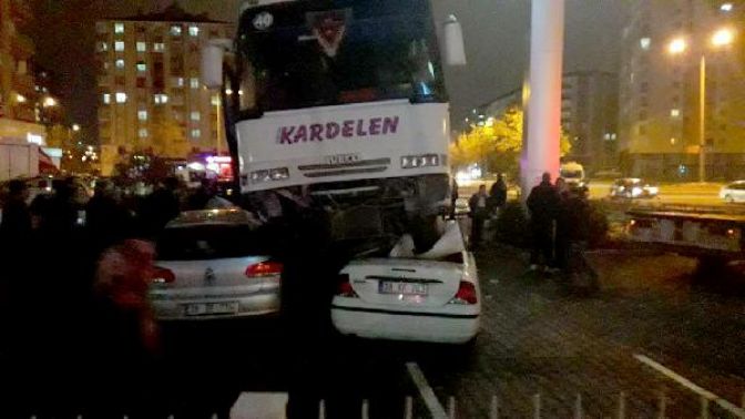 Minibüs 2 otomobili ezerek üstüne çıktı