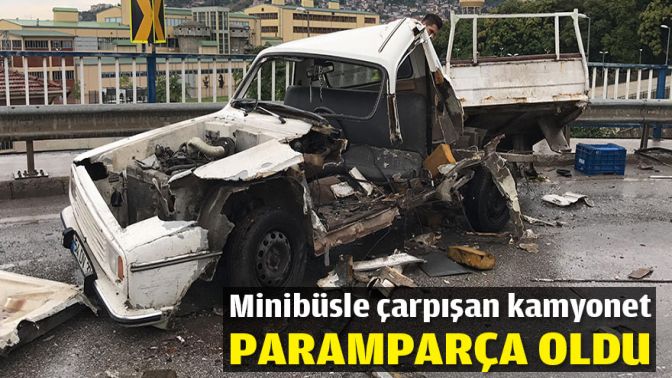 Minibüsle çarpışan kamyonet paramparça oldu