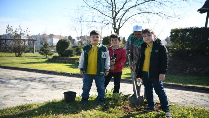 Minik öğrenciler, fidanları toprakla buluşturdu