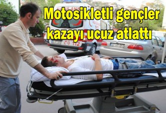 Motosikletli gençler kazayı ucuz atlattı