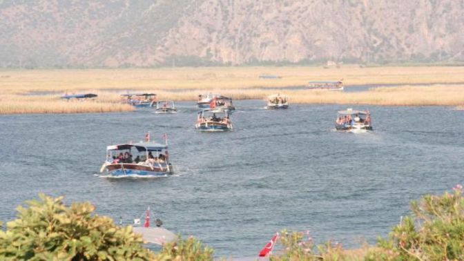 Muğlanın tatil beldelerinde plajlar ve havuzlar doldu