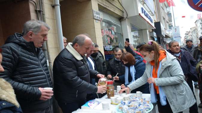 Muharrem İnce Hoşaf Dağıttı