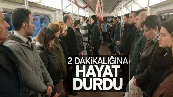 Mustafa Kemal Atatürke saygı duruşu