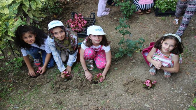 Okul bahçeleri, camiler çocukların çiçekleriyle süsleniyor