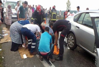 Ölüm yolunda zincirleme kaza 2 ölü 13 yaralı