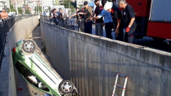 Otomobil su kanalına düştü, sürücü yaralandı