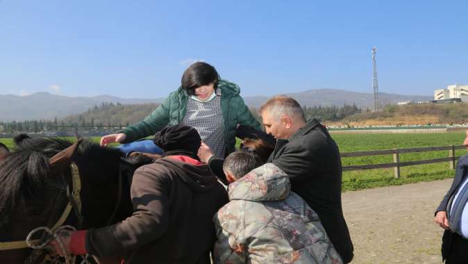 ÖZEL ÇOCUKLAR GÖLCÜKTE AT BİNME HEYECANI YAŞADI