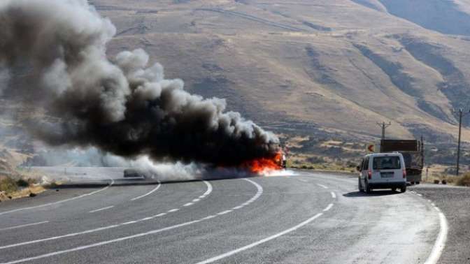 PKKlı Teröristler Yol Kesip Araç Yaktı