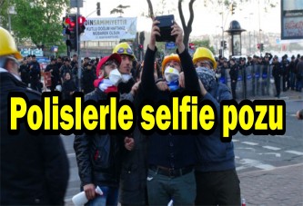 Polislerle selfie pozu