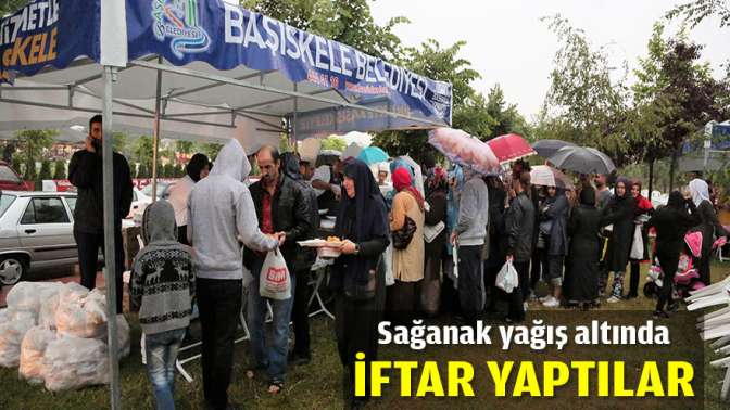 Sağanak yağışa rağmen iftar yaptılar Kaynak: Sağanak yağışa rağmen iftar yaptılar