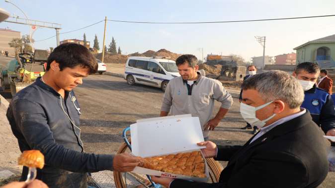 Şayir çalışmaları inceledi,tatlı ikram etti