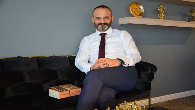 Şener Yılmazdan gazetecilere kutlama