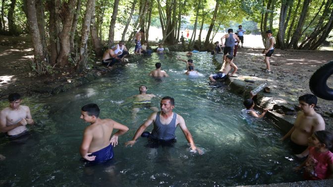 Sıcaktan bunalan Şanlıurfalılar Gaptaşta serinliyor