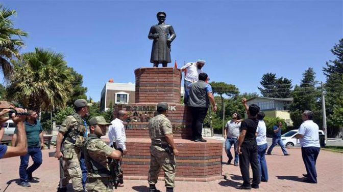 Siverekte Atatürk heykeli tahra ile saldırı