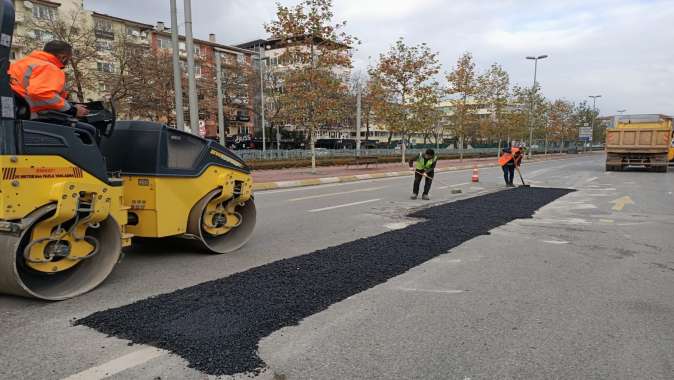 Sokağa çıkma kısıtlamasında yollara asfalt çekildi