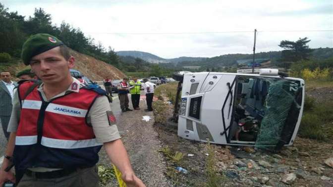 Son dakika... Turist minibüsü devrildi, yaralılar var.