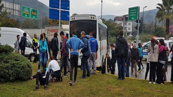 Sporcuları taşıyan midibüs kaza yaptı: 12 yaralı