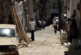 Takip edilen DAEŞ'li polisi vurdu.