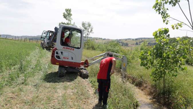 Tarımsal sulama kanalları temizleniyor