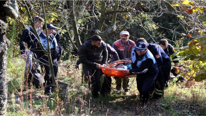 Tarlaya giderken dereye düştü, itfaiye kurtardı